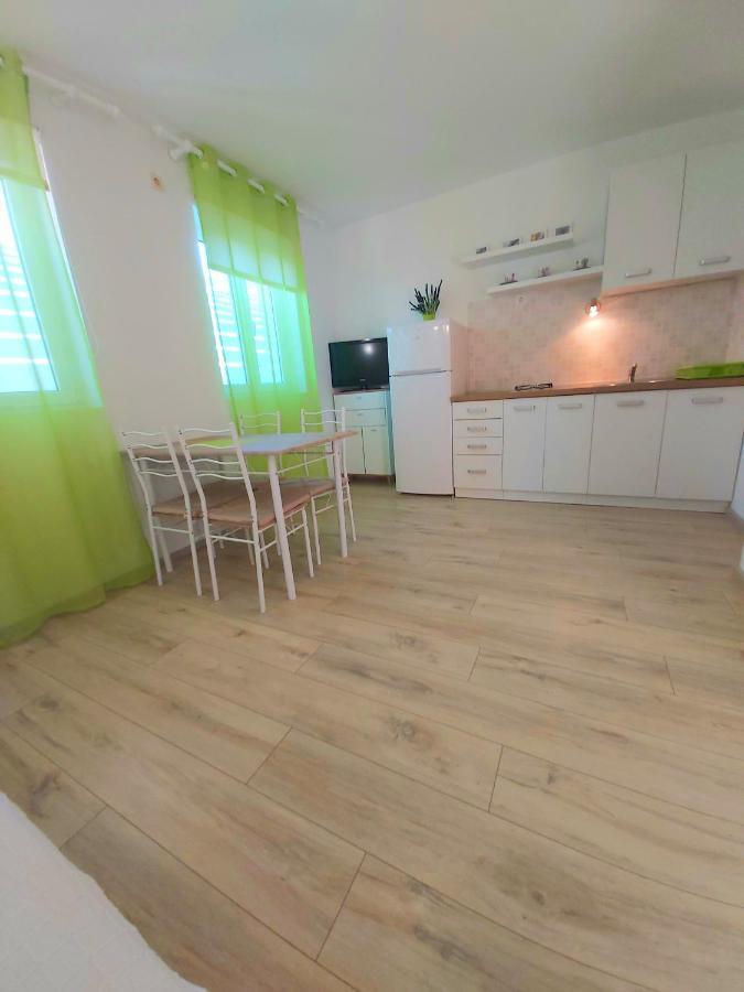 La Meri Apartment Cunski Luaran gambar
