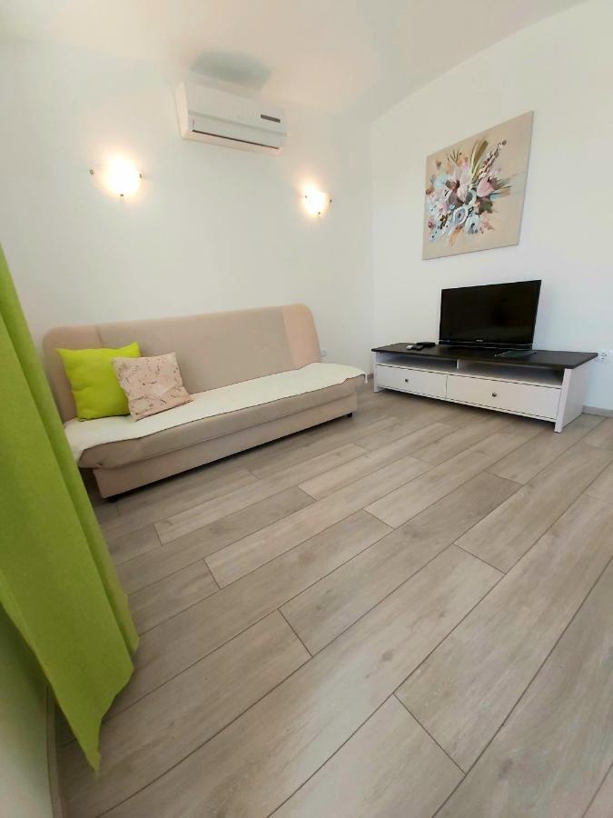La Meri Apartment Cunski Luaran gambar